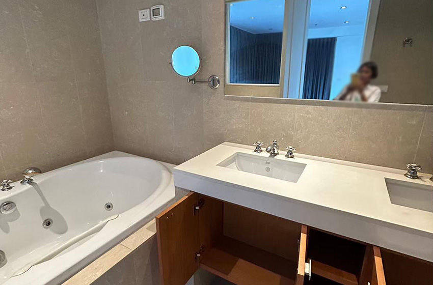 Condominium in Ploenchit : Athenee Residence 